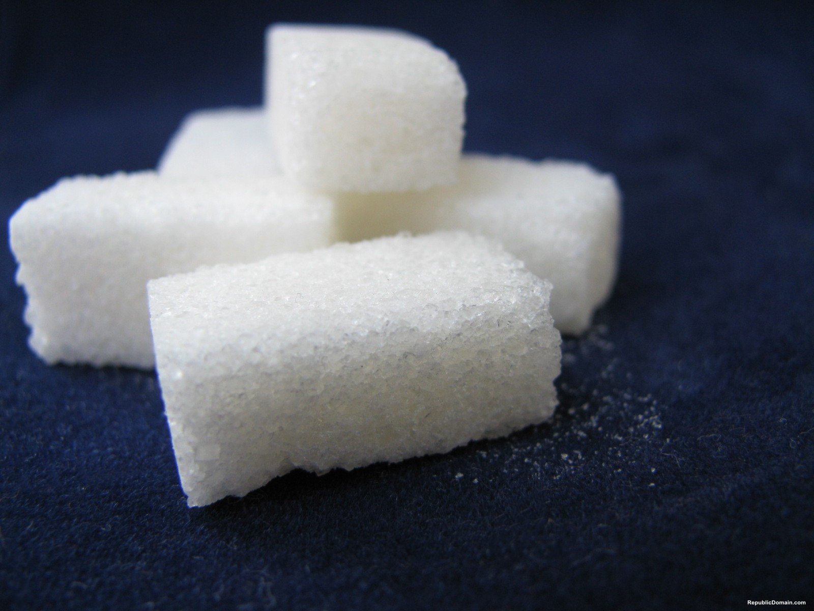 Самый простой сахар. Сахар. Большой кусок сахара. Мелкокристаллический сахар. Формовой сахар.
